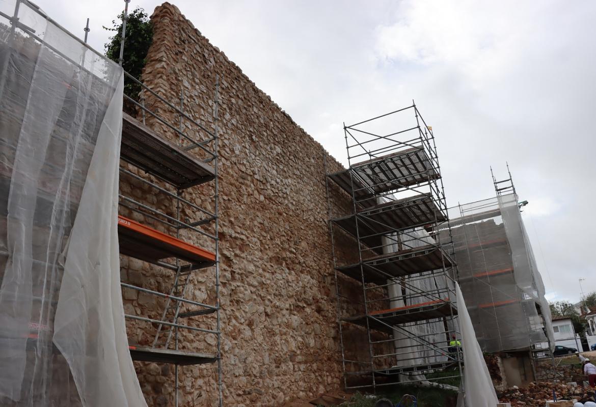 muralla con andamios durante la restauración