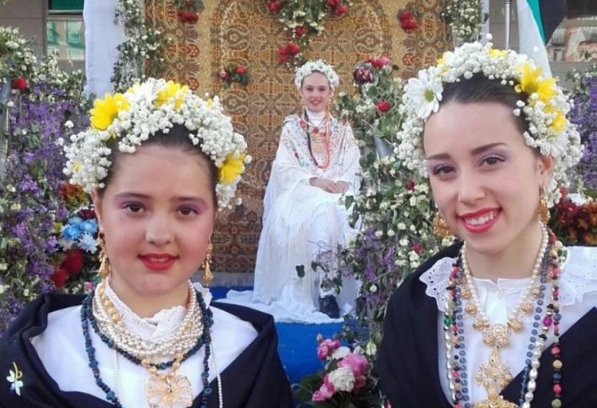 Una niñas durante las fiestas disfrazadas 