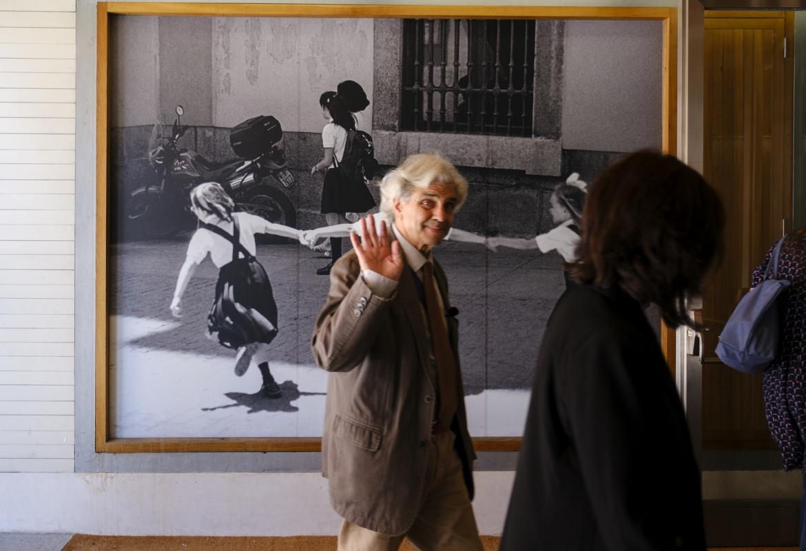 Saludo del fotógrafo Bernard Plossu, al fondo una de sus fotografías
