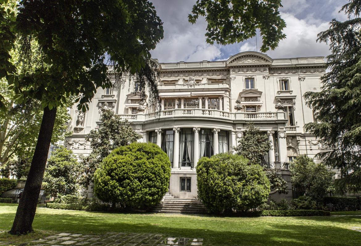 imagen de fachada exterior de palacio con columnas