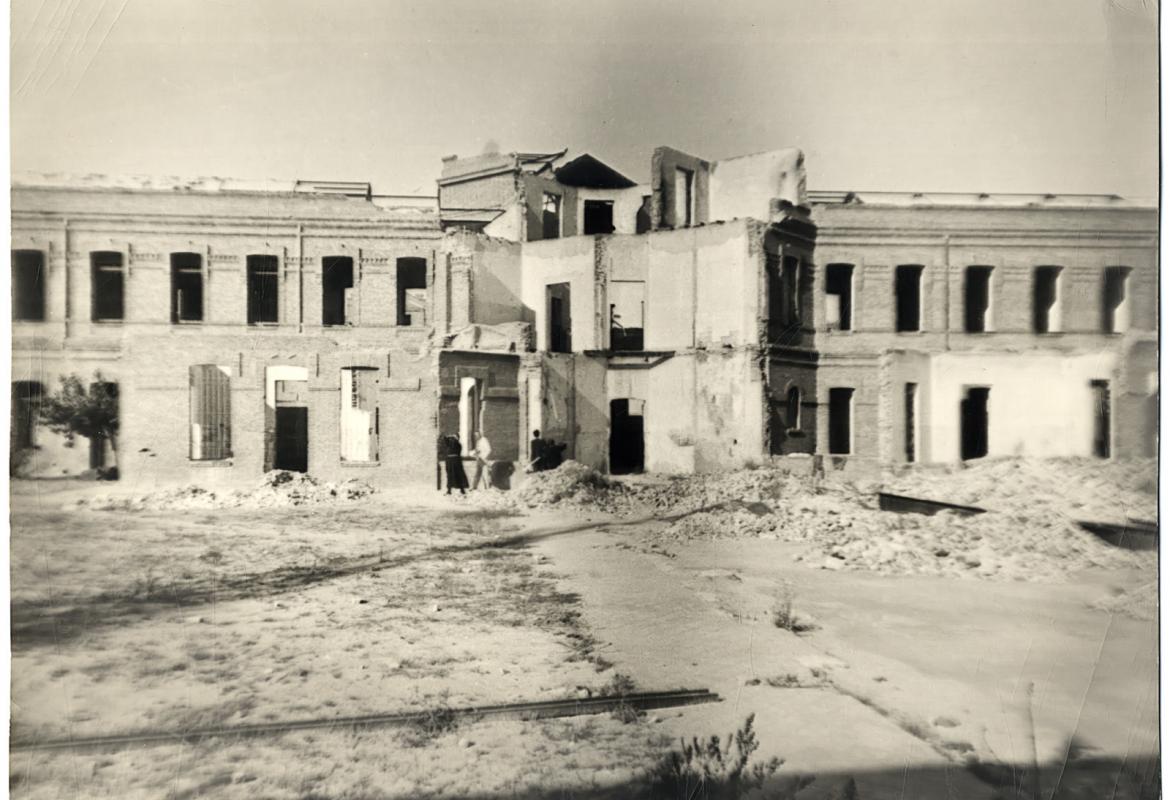 Fachada de palacio parcialmente destruida