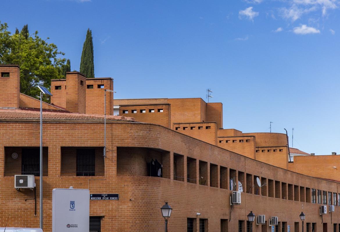 cornisa edificios ladrillo rojo
