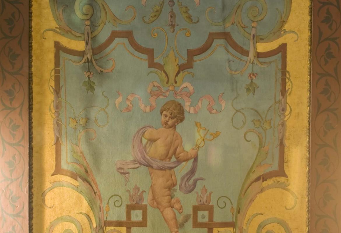 Ángel portando un caduceo o vara con serpientes, sobre fondo dorado y decoración vegetal