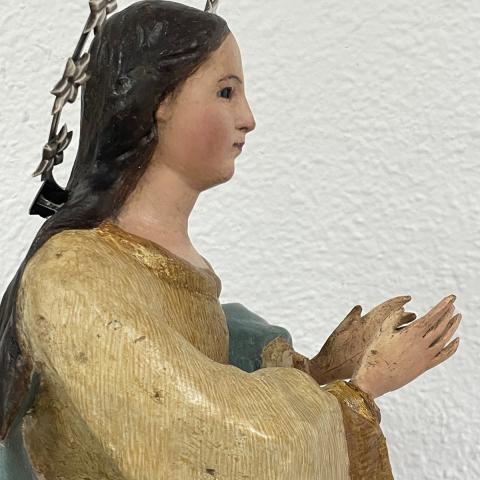 Perfil de la talla de la Inmaculada Concepción después de la restauración