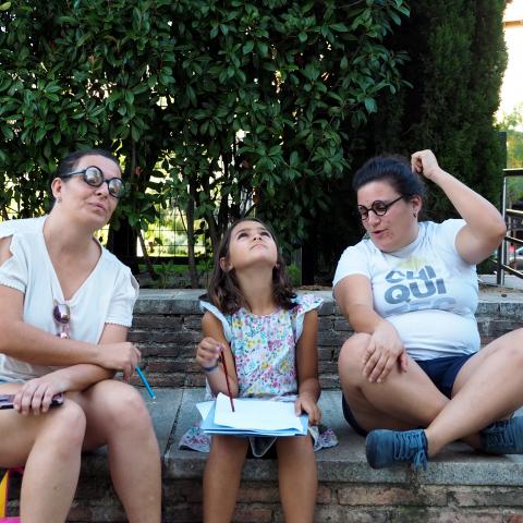 Familias con niñas y niños participando en una actividad en el edificio de la Sala Canal