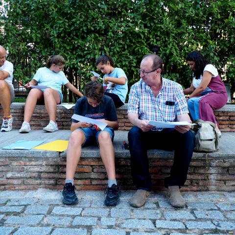 Familias con niñas y niños participando en una actividad en el edificio de la Sala Canal