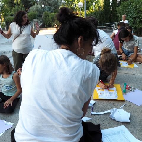 Familias con niñas y niños participando en una actividad en el edificio de la Sala Canal
