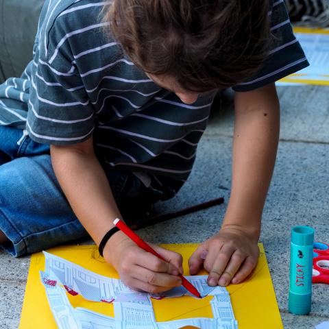 Familias con niñas y niños participando en una actividad en el edificio de la Sala Canal