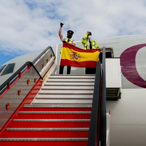La tripulación del avión a su llegada