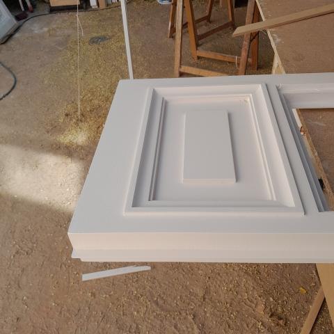 Restauración de las carpinterías imagen de una puerta siendo restaurada