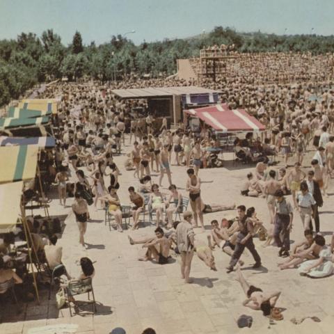 ZONA DE BAR EN LA PISCINA DEL PARQUE