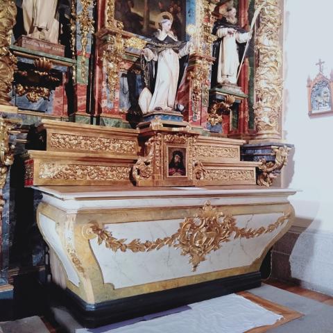 Detalle de mesa de altar, se aprecia en la decoración tallada un ciervo que tiene la cruz trinitaria entre sus astas
