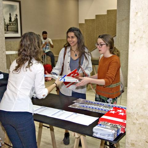 Entrega del libro Tejiendo Pasado 2018 a los asistentes a las jornadas