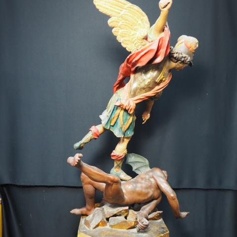 Grupo escultórico San Miguel arcángel antes de la restauración