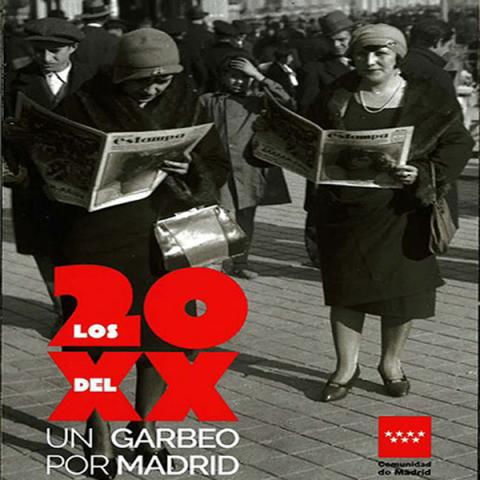 Fotografía en blanco y negro de dos mujeres en los años 20 leyendo la publicación Estampa mientras caminan