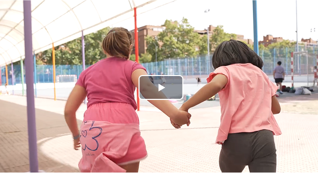 Dos niñas jugando en el patio de un colegio
