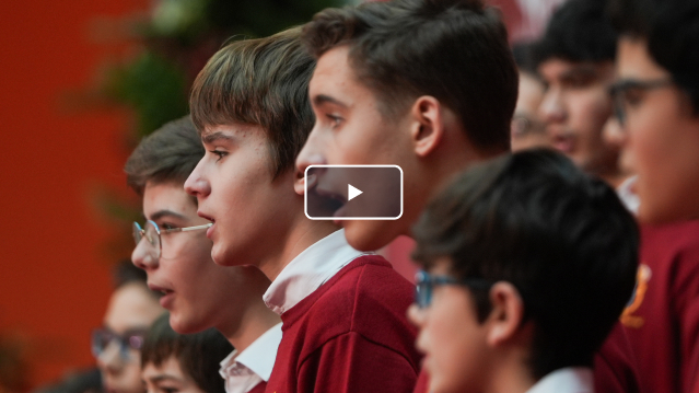 Jovenes cantando villancicos