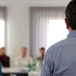 Programa de formación para el personal y cargos electivos de las Corporaciones Locales de la Comunidad de Madrid y para el personal de otras Administraciones Públicas (2019) Aula de formación con profesor de espaldas y alumnos al fondo