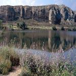 Imagen de la laguna de Arganda con cortados y cantiles al fondo